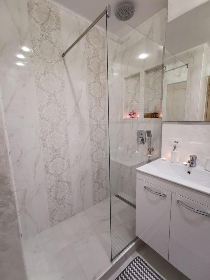 Апартаменты Apartament Gold Luxury Тыргу-Окна Экстерьер фото